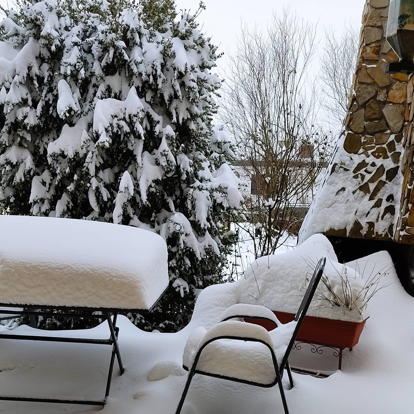 Aussicht aus der Terrassent&uuml;r auf die dick verschneite Terrasse